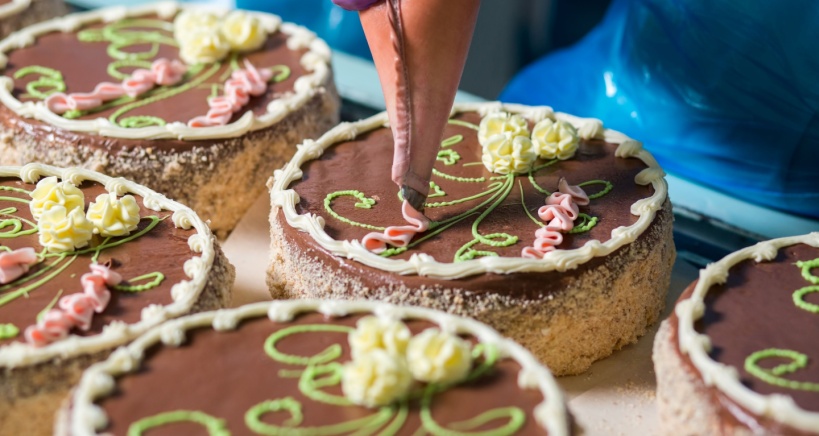 Learn all about modern cake decorating styles