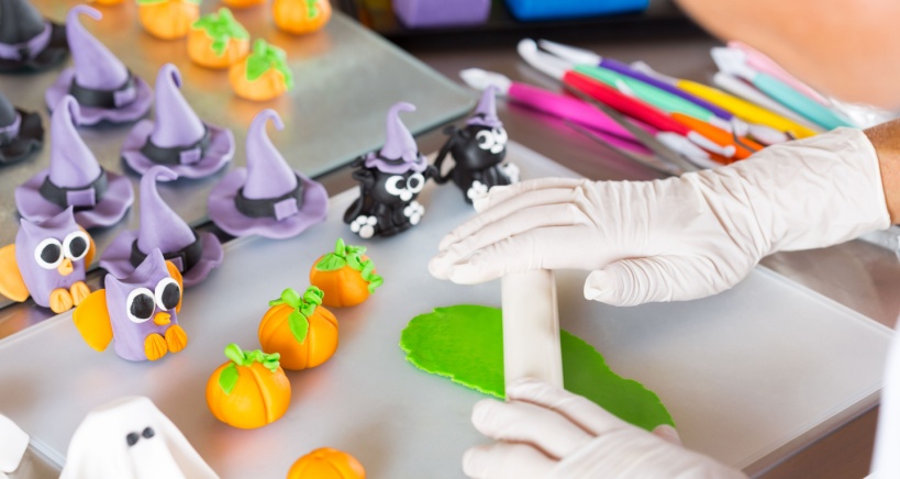 : From buttercream frosting to hard icing: Trending methods of cake decorating.